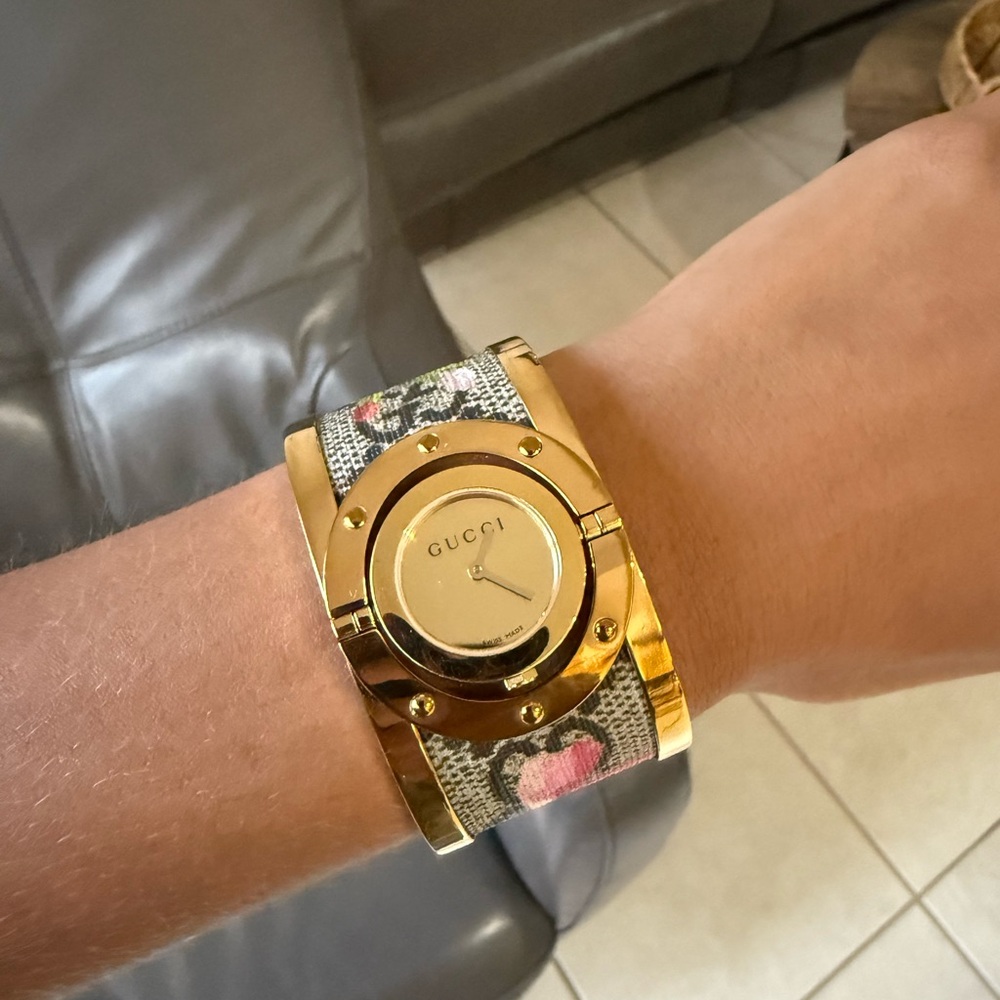 Gucci Twirl Bloom gold watch bracelet New W/O box